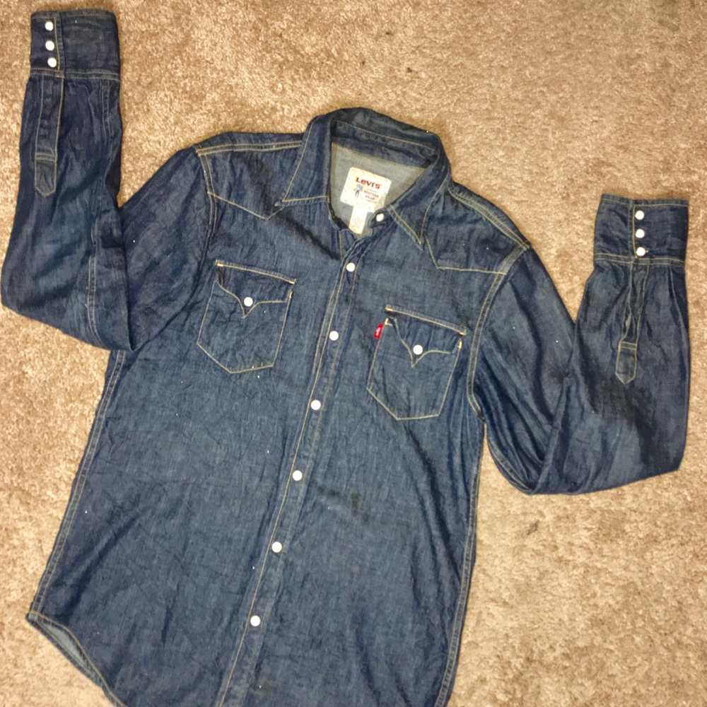 Men Levi’s Barstow denim shirt.